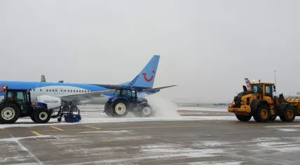 Schiphol's snow fleet clearing snow off the airport's runways, 22 Jan 2019