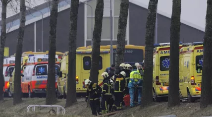 Emergency services at the site of Turkish Airlines flight TK 1951 crash in Zwanenburg, near Schiphol, 25 Feb 2009