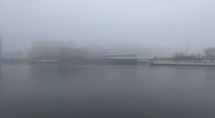 Tram 7 crosses Verbindingsdam in Amsterdam Oost, with fog obscuring the buildings on KNSM Island, 22 March 2019