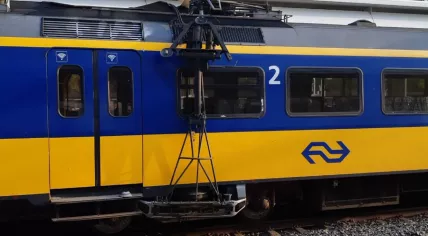 A train pulled down part of the overhead line on the tracks between Weesp and Amsterdam-Zuid, 9 April 2019