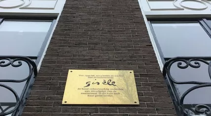 Commemorative plaque for Gisèle van Waterschoot van der Gracht on the façade of her house at Herengracht 401 in Amsterdam