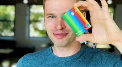Man holding a Bunq card