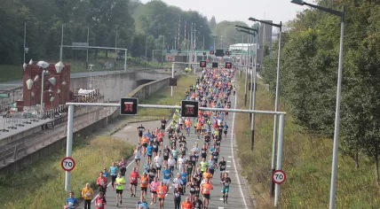Dam tot Damloop runners on Nieuwe Leeuwarderweg