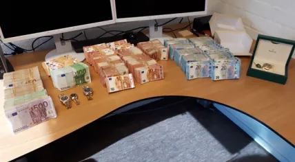 Cash and Rolex watches found in a Zwijndrecht home, 13 September 2019