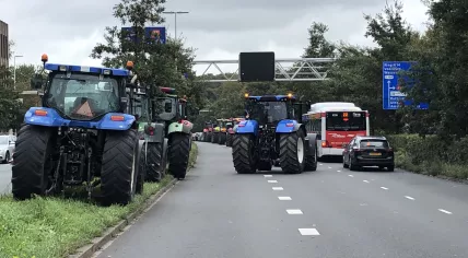 Tractors block traffic in Den Haag just before evening rush hour