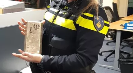 A gold bar that fell out of a transport vehicle in Utrecht on 15 Nov. 2019 was returned to the police on 24 Nov 2019
