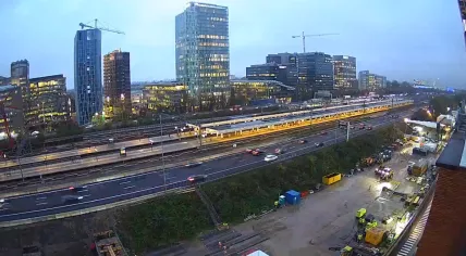 Rooftop for the new passenger tunnel from Amsterdam Zuid station across the A10 South and the railway installed, 4 November 2019