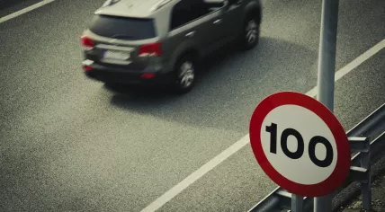 100 kilometers per hour speed limit sign