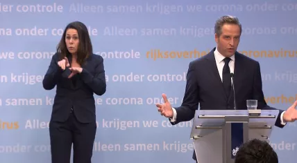 Hugo de Jonge debating with a reporter during a press conference on 8 Dec. 2020