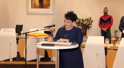 Sharon Dijksma signs the documentation officially making her Mayor of Utrecht. 16 Dec. 2020