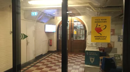 A message that those entering the SDG House in Amsterdam must wear a face mask. 14 Dec. 2020
