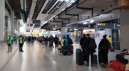 Passengers lined up at Schiphol Airport on Friday evening. 18 Dec.