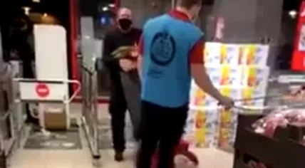 A man without a face mask dragged out of a Vomar after allegedly kicking a staffer. 17 Dec. 2020