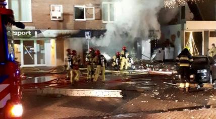 Emergency services at the scene of an explosion at a supermarket on Ophelialaan in Aalsmeer, 8 December 2020