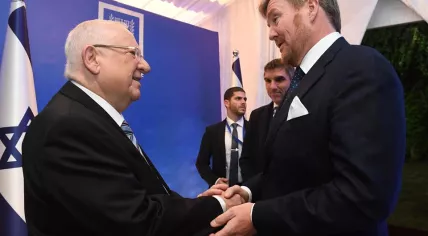 Israeli President Reuven Rivlin shaking hands with Dutch King Willem-Alexander at the World Holocaust Forum in Jerusalem, 22 January 2020