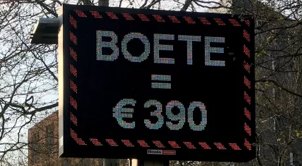 A sign warning people that they may be fined 390 euro for standing too close to other people.