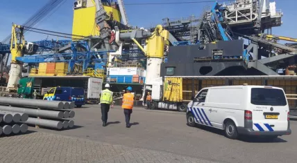 Rotterdam police at the Saipem FDS in Waalhaven after a possible Covid-19 death on board, 10 April 2020