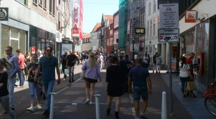 Crowded Haarlemmerstraat in Leiden, 9 May 2020