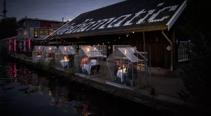 Testing the Serres Séparées safe-eating concept at Mediamatic ETEN. April 28, 2020