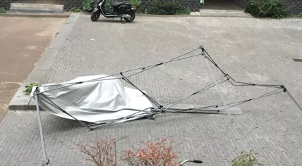 A garden canopy flew off a fifth story Amsterdam building and crashed to the street below three buildings over, 16 August 2020