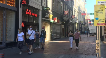 People wearing masks on Nieuwendijk in Amsterdam, 5 August 2020