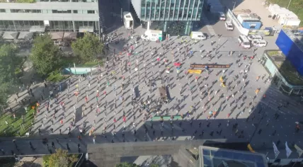 Extinction Rebellion protesting on Zuidas in Amsterdam, 18 September 2020