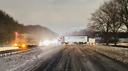 Slippery roads caused a truck to jackknife on the A50 near Ravenstein, 8 February 2021