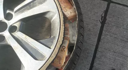 €350,000 in cash found hidden in the spare wheel of a Dutch car in Kolbenz, Germany, 4 February 2021