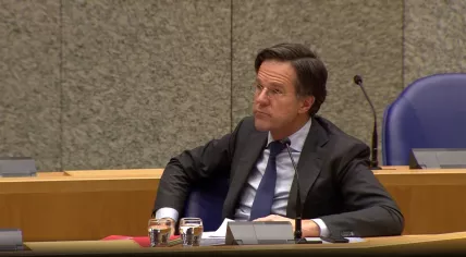 Mark Rutte listening to criticism from PVV leader Geert Wilders during a debate in Parliament on 18 Feb. 2021