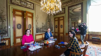 2021 Cabinet formation pathfinders Tamara van Ark and Wouter Koolmees with Tweede Kamer president Khadija Arib, 25 March 2021