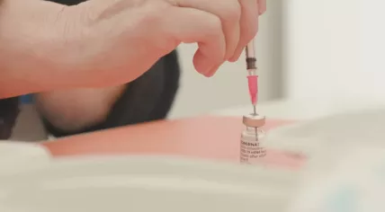 A GGD healthcare worker prepares an injection with the Pfizer/BioNTech Covid-19 vaccine, Comirnaty. 18 March 2021
