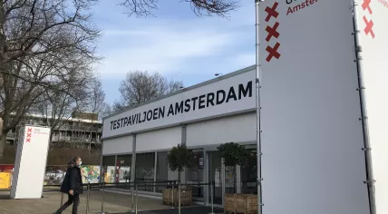 A person entering the coronavirus testing facility in Amsterdam Noord. 24 March 2021