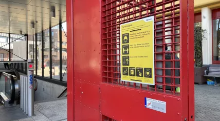 A list of special rules and social distancing measures during the coronavirus pandemic at the Nieuwmarkt stop along the Amsterdam Metro. 19 March 2021
