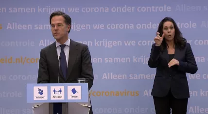 Mark Rutte and sign-language interpreter Irma Sluis at a press conference on 20 April 2021