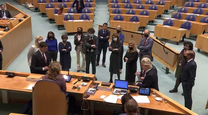 Mark Rutte looks on in the background as party leaders in the Tweede Kamer discuss how voting will proceed on a set of motions. 30 April 2021