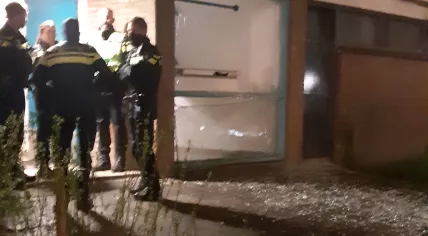 An explosion blew out the glass at an apartment building on De Blecourtstraat in Rotterdam. 7 May 2021