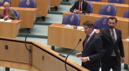 The moment FvD leader Thierry Baudet slapped the back of D66 MP Jan Paternotte in violation of coronavirus rules, during a debate on coronavirus restrictions