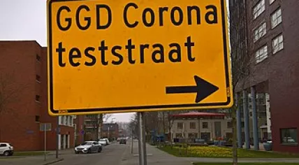  A local public route sign for a small local SARS-Coronavirus-2 testing facility, that is located in the Rotterdammer neighbourhood of Charlois, Rotterdam-Zuid.