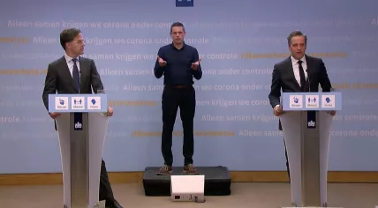 Mark Rutte and Hugo de Jonge at a press conference on 28 May 2021