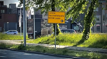 A sign guiding drivers to the Covid-19 vaccination point in Amsterdam-Noord. 29 May 2021