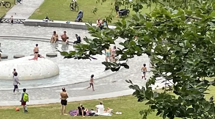 A small crowd was left in Amsterdam's Oosterpark as storms approached at the end of the afternoon. 18 June 2021