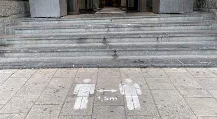 A social distancing reminder at the entrance to a Hogeschool van Amsterdam building. July 27, 2021