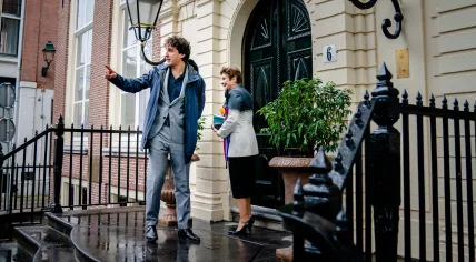 Lilianne Ploumen (PvdA) and Jesse Klaver (GroenLinks) entering a government formation meeting with informateur Mariette Hamer, 17 August 2021