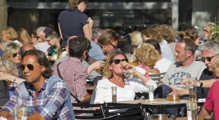 People at a cafe