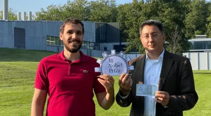 TU/e researchers Federico Toschi and Alessandro Corbetta with their Ig Nobel Prize