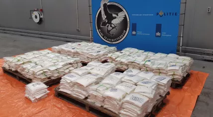 Douane discovers 930 kilos of cocaine between frying oil