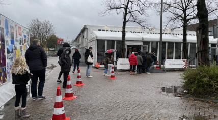 A line of people wrapped outside the coronavirus test center in Amsterdam Noord. 27 November 2021