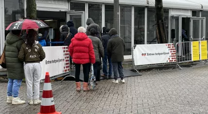 People waiting to get tested for coronavirus at a GGD site in Amsterdam Noord. 27 November 2021