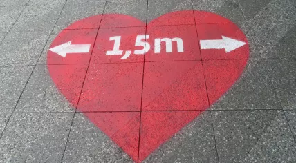 A social distancing reminder at the Boven 't Y shopping center in Amsterdam-Noord. 14 May 2021