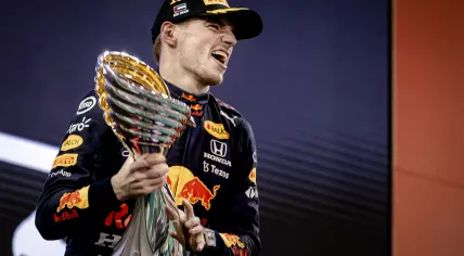 Verstappen and Hamilton battle for world title during GP